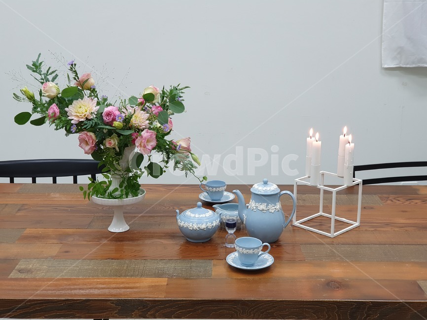 티타임,촛대,꽃,테이블세팅,나무테이블,인테리어,실내디자인,interior design