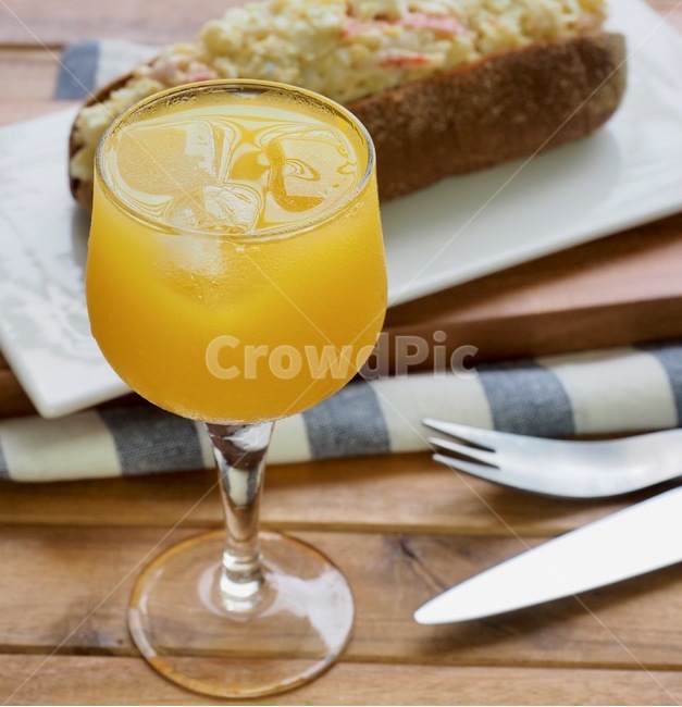 오렌지주스,주스,음료,드링크,여름음료,시원한음료,얼음,과일주스,노랑,액체,마실것,유리잔,orangejuice,juice,beverage,drink,summerdrink,colddrink,ice,fruitjuice,yellow,liquid,photography,음료수,drink,beverage