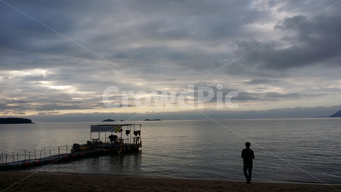 바다,우중충한날씨,바닷가,남자,하늘