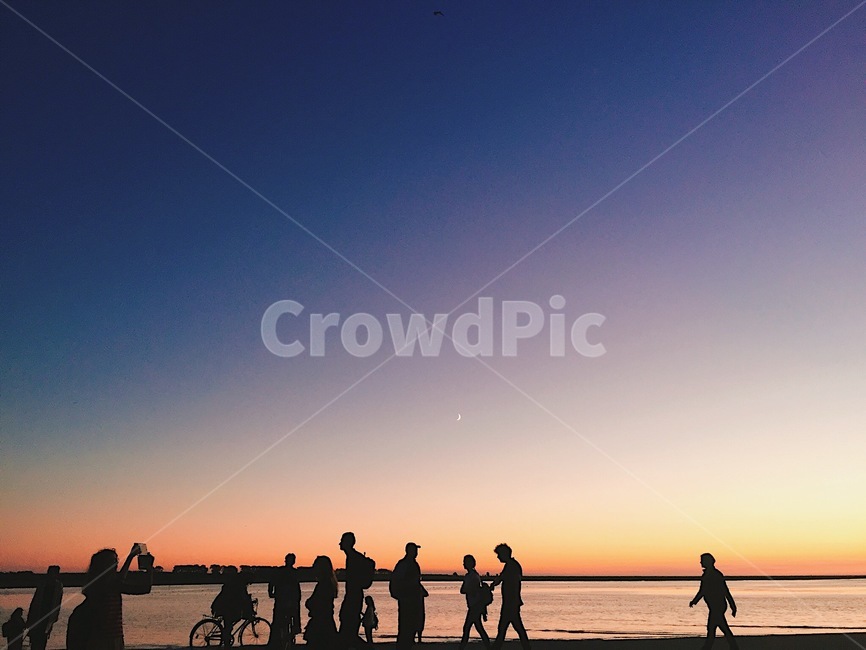 일몰,실루엣,자전거,사람들,하늘,sunset,달,초승달,moon,sky,그라데이션,저녁노을,노을,사람들,대중,군중,other people,crowd,인물실루엣,사람실루엣,character silhouette,human silhouette,silhouette,human,인간,person,사람,nature,자연