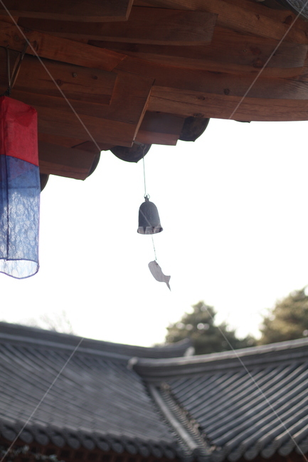 종,등불,한옥처마,기와지붕,한국전통가옥,koreanstylehouse,한국적인,전통적인,bell,종소리,고풍,나무,원목,장식,건물외관,한국전통,한국문화,korean traditional,korean culture,종교,신앙,religion,belief,faith