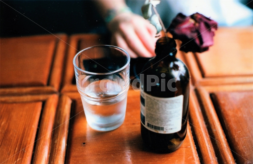 bottle,vintage,wood,water,glass,interior,people,silhouette,film,blur,color,음료수,drink,beverage,감성,sensible,feeling