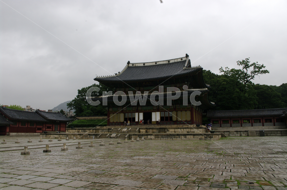 인정전,창덕궁,고궁,한옥,전통가옥,기와지붕,건축,traditional,박석,돌,한국전통,한국문화,korean traditional,korean culture,랜드마크,landmark,tourist attraction,한국랜드마크,한국관광지,한국명소,korea landmark,korea tourist attraction,사람들,대중,군중,other people,crowd,건축물,건물외관,exterior,building,structure,architecture,construction