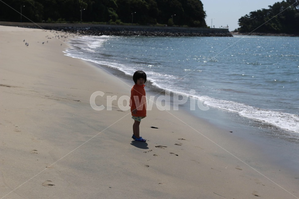 인천자월도,서해바다,자월도,바다에서있는아이,바다를바라보는아이,해변,바다,beach,sea,사람,인물,인간,human,person,어린이,어린아이,child,children,kid