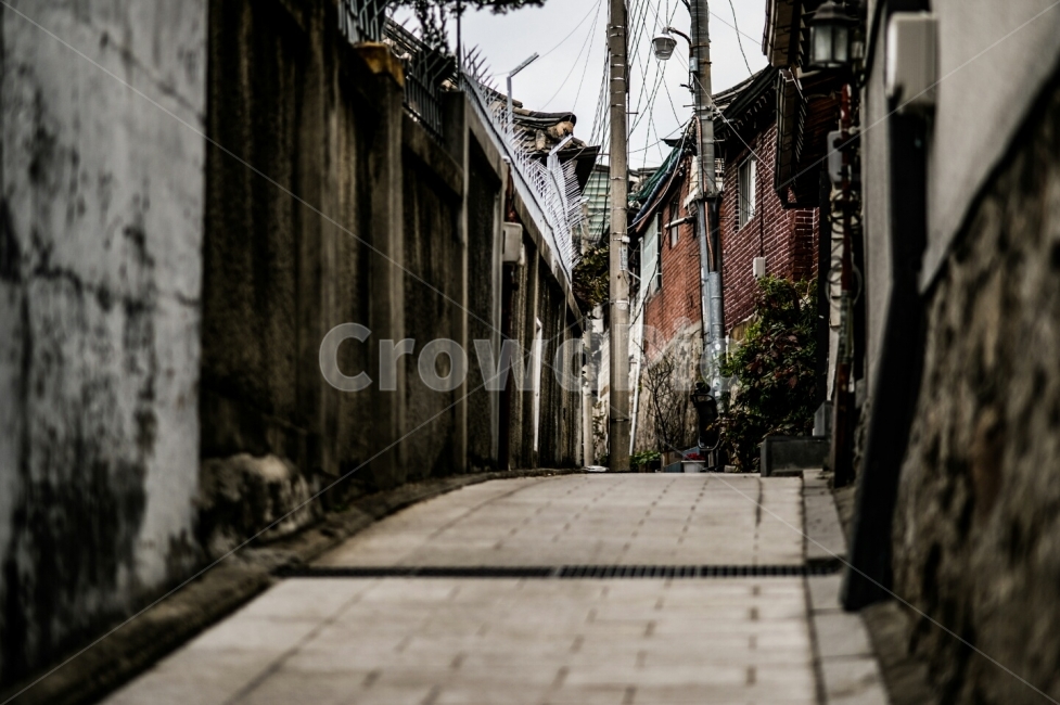 북촌한옥마을,골목길,쓸쓸함,외로움,전봇대,도시,풍경,city,landscape,한국도시풍경,한국도시경관,korea cityscape,골목길,alley,감성,sensible,feeling,빈티지사진,빈티지느낌,빈티지감성,vintage,street,거리,building,건물,town,road,도로,urban,어반,시티,walkway,보도,path,통로,flagstone,판석,alleyway,골목
