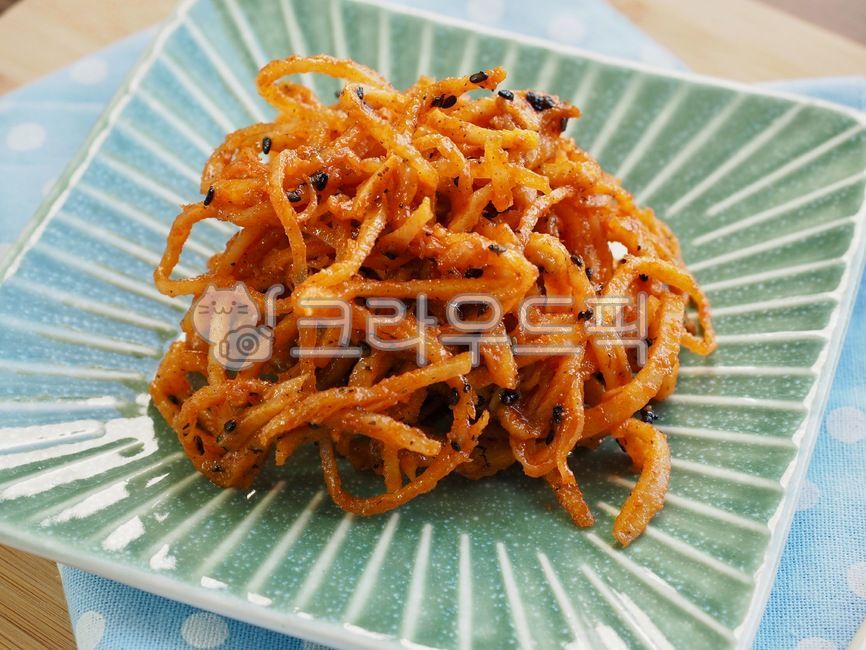 오징어채,오징어채무침,도자기그릇,음식,오징어채볶음,말린오징어채,오징어,반찬,한국음식,아시아음식,매운음식,빨강,깨소금,food,stirfriedsquid,driedsquid,squid,sidedish,koreanfood,asianfood,spicyfood,red,sesamesalt,해산물,요리,식사,배경,음식,식재료,요리,food,cook,meal,dishes,food reserves