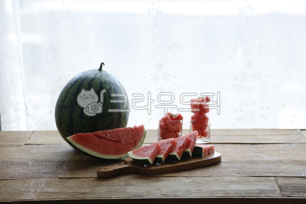 crush,wooden desk,fruit,watermelon,pulp
