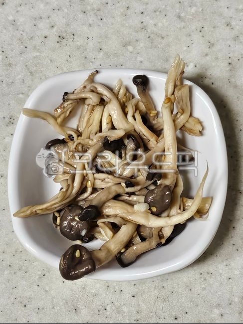 느타리버섯볶음,느타리버섯,oystermushroom,참깨,참기름,마늘,galric,음식,food,식재료,요리,cook,볶음,농산물,근접촬영,closeup,접시,dish,그릇,plate