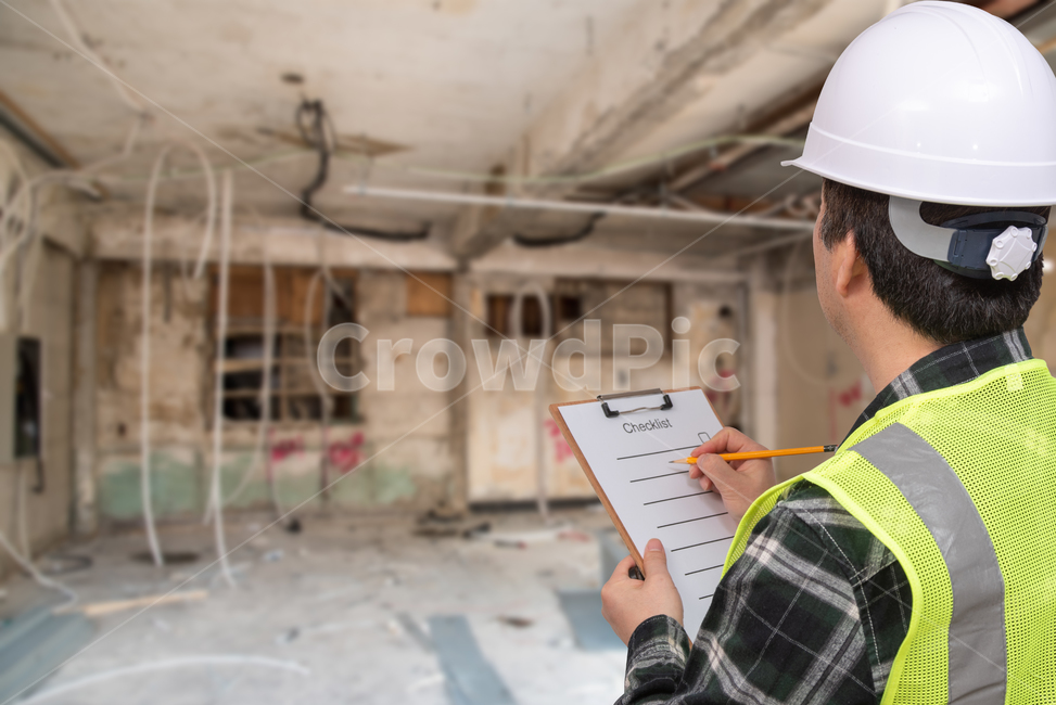 front view,Asian,working environment,clipboard,one person,Industry,safety,safety accident,middleaged,hat,worker,laborer,prevention,work,confirmation,blank space,Japanese,labor,day laborer,work uniform,upper body,hard hat,50s,male,concept,hand gesture,admi