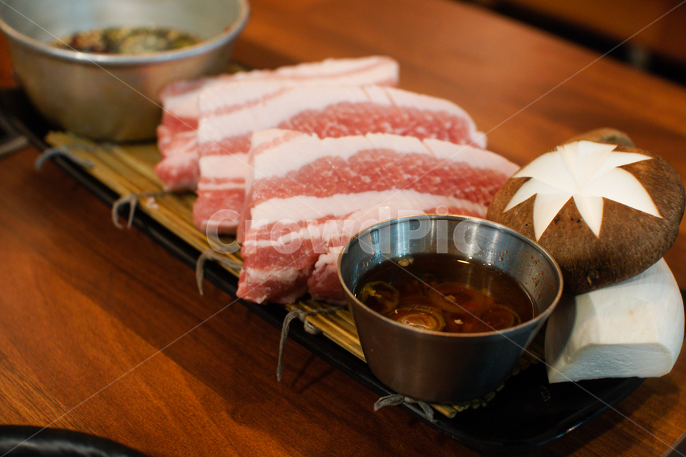 삼겹살,음식,버섯,먹방,고기,육즙,음식,식재료,요리,food,cook,meal,dishes,food reserves,육류,고기,meat