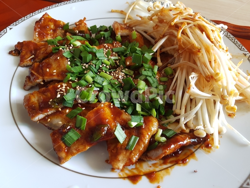 삽겹살,고추장삽겹살,팽이버섯,자취요리,집밥,음식,식재료,요리,food,cook,meal,dishes,food reserves,한식,한국음식,한국요리,korean food,korean dishes,korean meal,korean cook