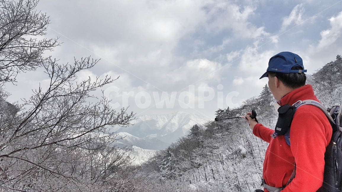 산,겨울,속리산,눈곷,설산,계절,자연,풍경,한국자연풍경,한국자연경관,winter,season,nature,landscape,나무,하늘,구름,설경,겨울산,등산,여행,사람,인물,인간,person,human,겨울,계절,winter,season,남성,남자,man,male