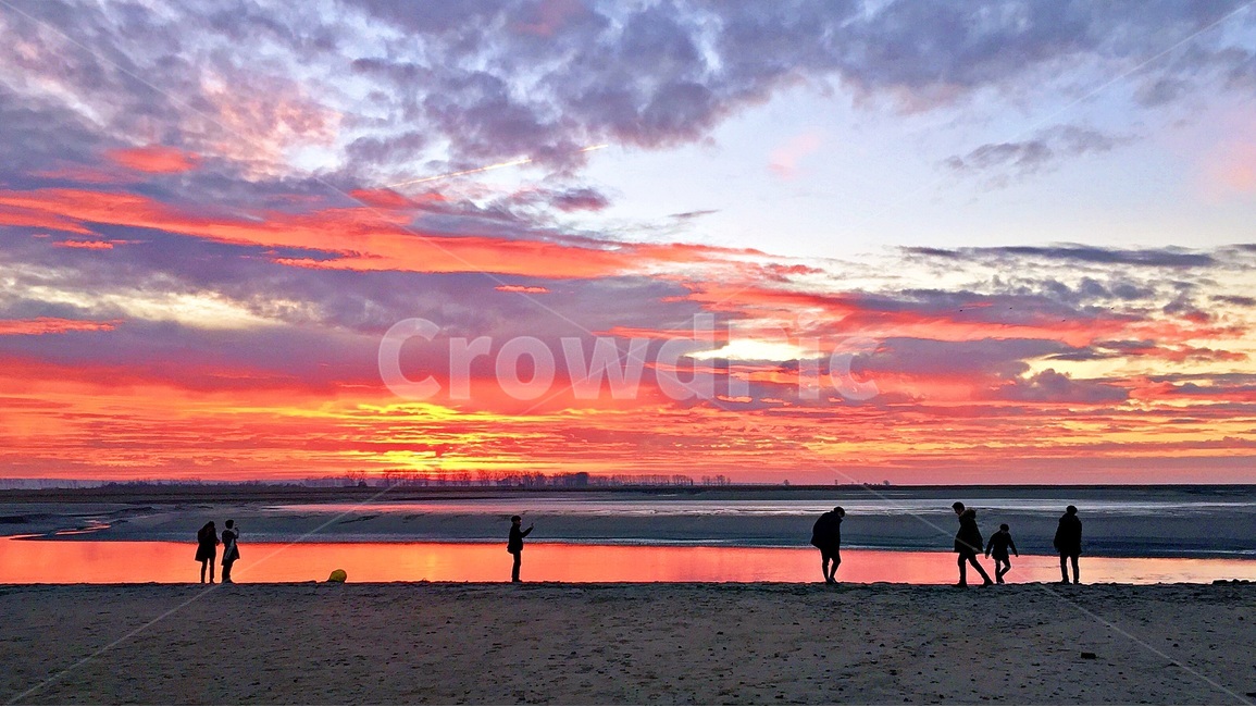 노을,석양,바다,일몰,태양,자연,풍경,nature,landscape,해변,바다,beach,sea,사람들,대중,군중,other people,crowd,인물실루엣,사람실루엣,character silhouette,human silhouette,human,인간,person,사람,outdoors,옥외,dawn,새벽,sunset,red sky,붉은 하늘,sky,하늘,dusk,황혼