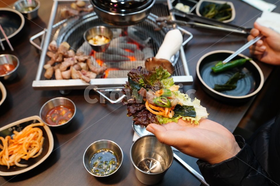 고기,식사,돼지,음식,푸드,안주,먹거리,안줏거리,불판,한식,육식,육류,먹방,사람,인물,인간,human,person,신체일부,몸,body,음식,식재료,요리,food,cook,meal,dishes,food reserves,육류,고기,meat