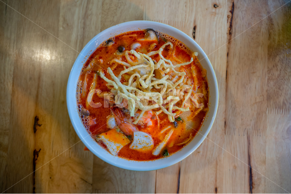 똠양꿍,태국음식,누들,국수,새우,매콤한,맛있는,새콤한,토마토,요리,레스토랑,나무,테이블,국물,태국전통음식,food,thailandfood,음식,식재료,요리,food,cook,meal,dishes,food reserves,면류,면요리,noodles