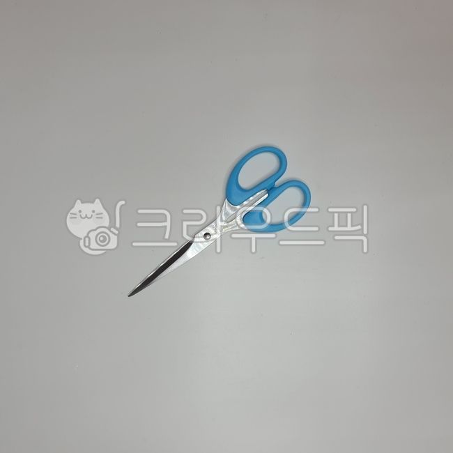 scissors,light blue scissors,stationery,white background scissors