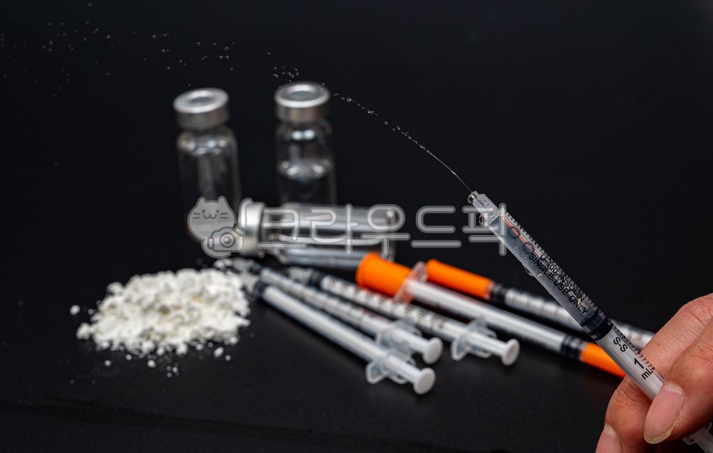 close up,heroin,hallucination,cocaine,concept,drug addiction,drug crime,powder,illegal,Addicted,drug,opium,syringe,White,problem,dark,crime