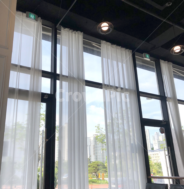 커텐,인테리어,프레임,창문,실내디자인,감성,아늑함,창가