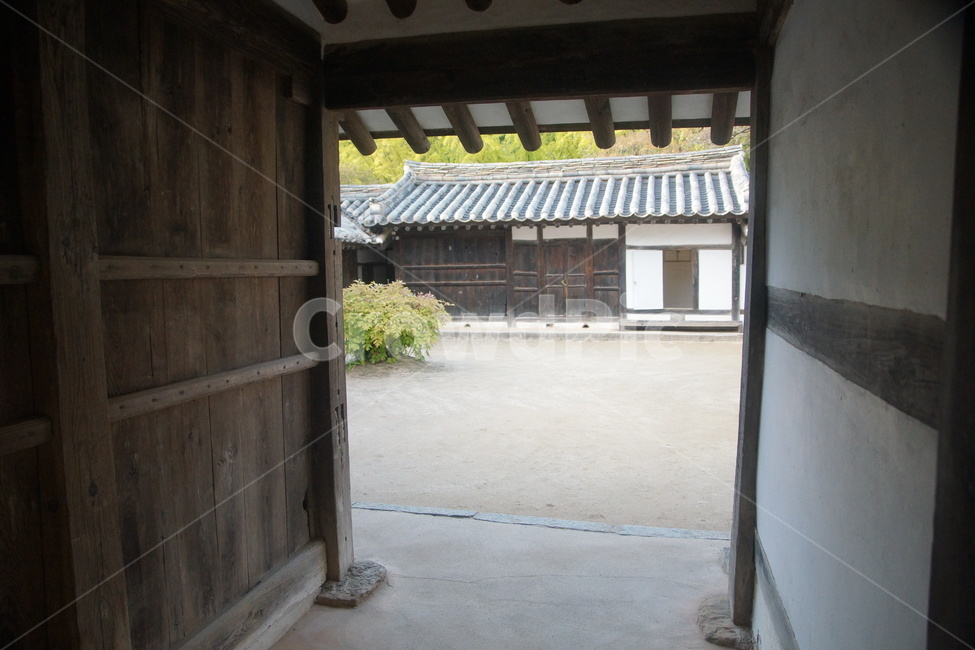 gangneung,porch,현관,patio,안마당,난설헌,heonanseolheon,허균,heogyun,기와집,tileroofedhouse,houseroofedwithtiles,siteofbirthplaceofheonanseolheon,한국전통,한국문화,korean traditional,korean culture,건축물,건물외관,exterior,building,structure,architecture,construction