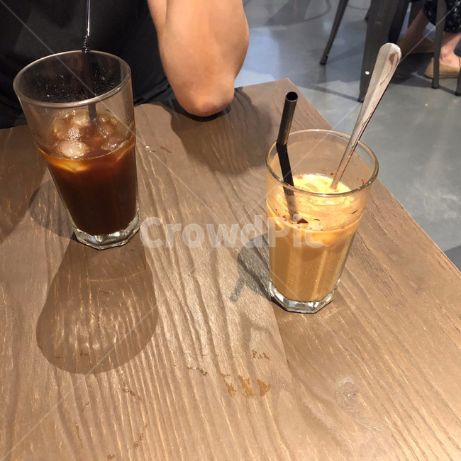 데이트중,카페데이트,우드테이블,카페테이블,데이트,소개팅