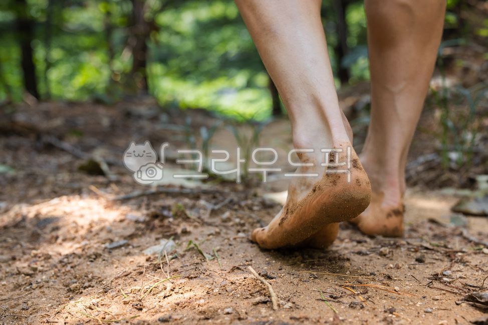 걷기,맨발,황토,황토길,발,건강,어싱,산,자연,여름,땅,산책로,실외,흙,성인,여성,뒷모습,낮,한국,석성산,걷다,나무,女,green,운동,사람