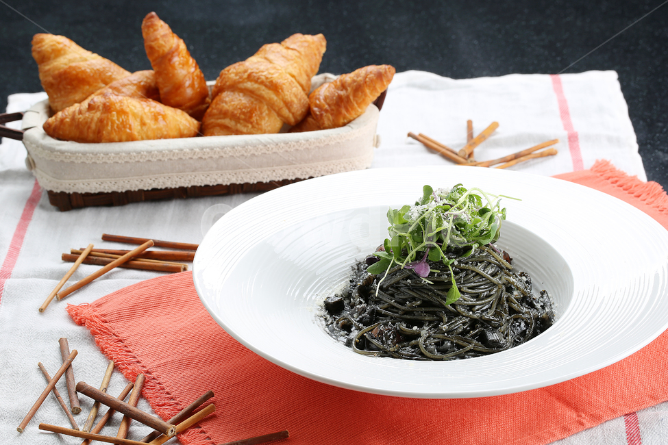 스파게티,파스타,면요리,오징어먹물,먹물스파게티,해물스파게티,면,크림파스타,해물,해물요리,국수,국수요리,음식사진,음식,요리,요리법,조리,조리법,요리책,쿠킹,밀가루,아침식사,점심식사,저녁식사,접시,식사,새싹,새싹요리,푸드,식기,소스,야채,토마토,식재료,오징어요리,오징어,spaghetti,food,cook,음식,식재료,요리,food,cook,meal,dishes,food reserves,면류,면요리,noodles,양식,서양음식,서양요리,western food,western dishes,western meal,western cook,연출,컨셉,콘셉,direction,concept