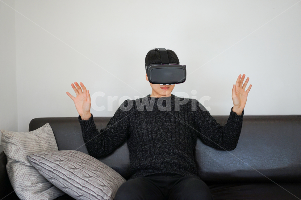 vr,vr기기,가상,남자,남성,증강현실,모션,기술,전자기기,사람,인물,인간,human,person,남성,남자,man,male,정보통신기술,전자기기,전자제품,it,information,technology,electronic equipment