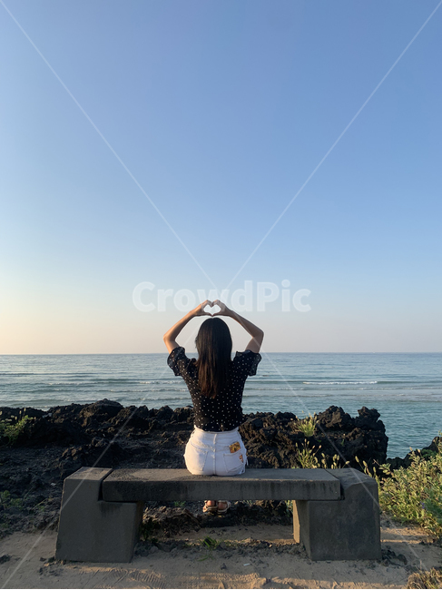 제주도,바다,함덕해변,하트,사람,person,인간,human,heart,sea,beach,jeju,수평선,의자,벤치,bench,여성,여자,woman,female,lady,여행,휴가,traveling,vacation,trip