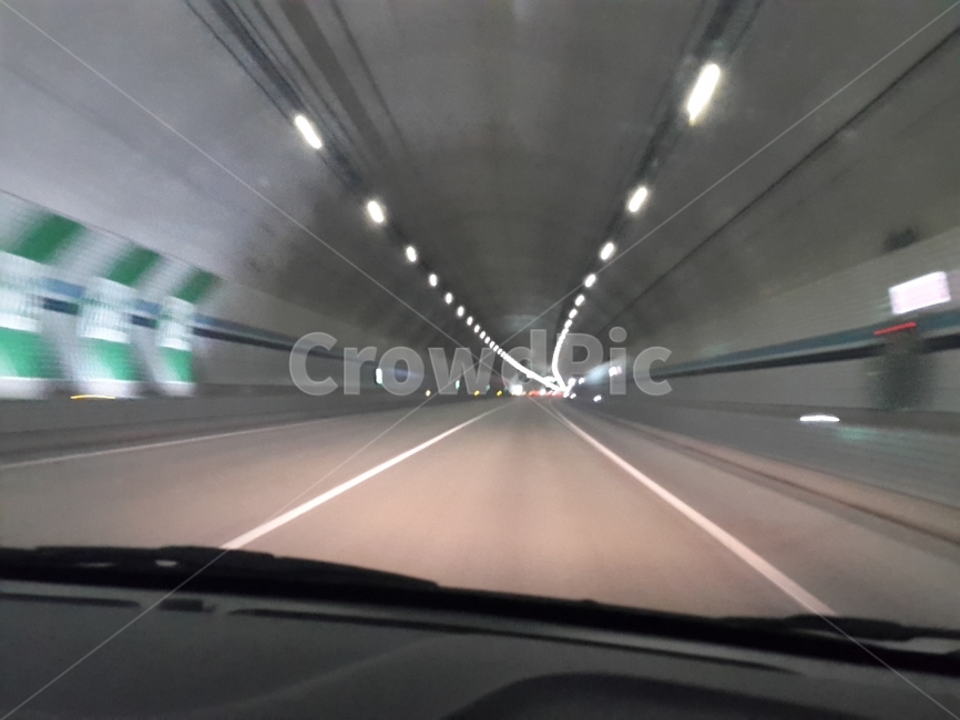터널,차,조명,네온사인,불빛,차도,도로,고속도로,여행,음악,일상,교통,교통수단,traffic,transportation,tunnel