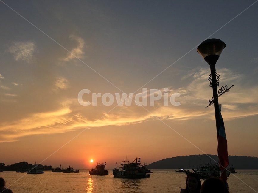 바다,일몰,노을,코타키나발루,해변,해수욕장,바닷가,sea,beach,하늘,sky,구름,일출,선셋,sunset,sunrise,풍경,landscape,배,boats,보트,어둠,감성,감성사진,분위기,sensible,feeling,emotion,색감,color,컬러,색상,색채,색깔,colorsense,colorsensitivity,feelingofcolor,자연,풍경,nature,landscape,교통,교통수단,traffic,transportation,boat,vehicle,차량