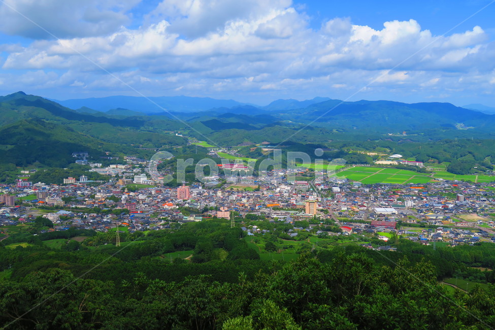 nature,자연,landscape,경치,outdoors,옥외,scenery,풍경,aerialview,조감도,분지,여행,엄마,아들,아기,아이,다리,road,도로,human,인간,person,사람,일본,시골,하늘,산,먹구름,구름,집,마을,country,rural,town,해외,외국,세계,foreign,oversea,world,aerial,view