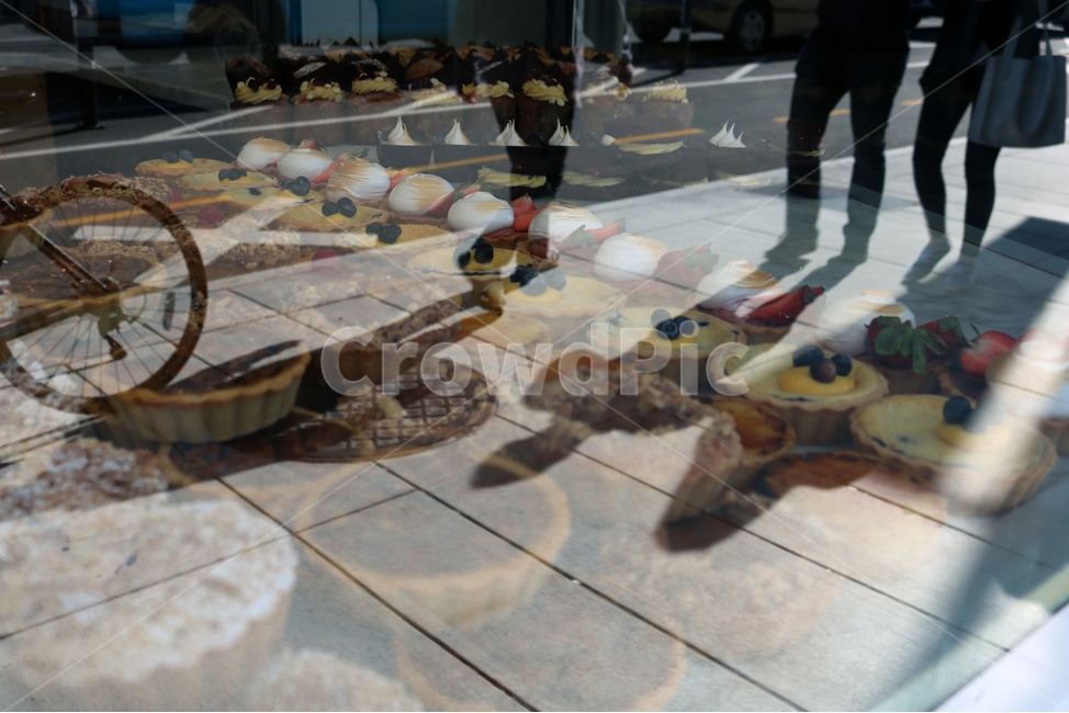 반사,비치는,거리,유리창,window,디저트,카페,street,cafe,people,반사되는,음식,식재료,요리,food,cook,meal,dishes,food reserves