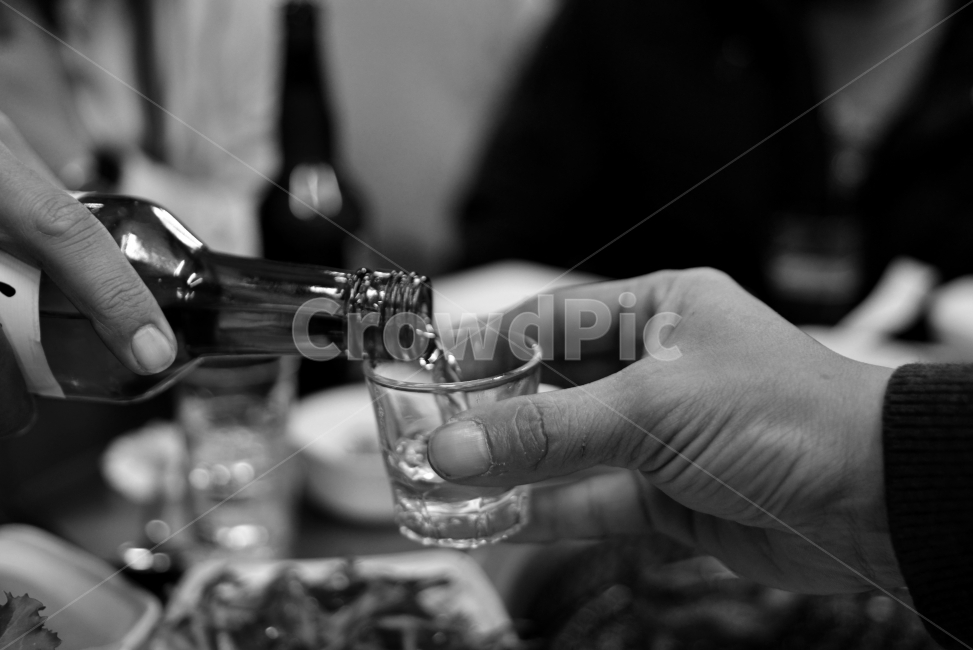우정,친구,한잔,소주한잔,의리,모임,고된하루,소주컵,사람,인물,인간,human,person,신체일부,몸,body,술,주류,alcohol,흑백,모노톤,monochrome,black and white