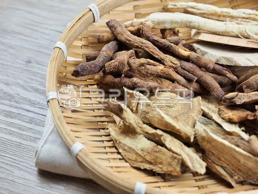 ginseng,about,cold,cold medicine,coldremedy,Chinese medicine,root,dry food,healthfood,root plant,driedfood,herbalmedicine,Oriental medicine,chinesemedicine,medicine,licorice,food,health food,Medicine,chinesemedicineingredients,approximately,plant,oriental