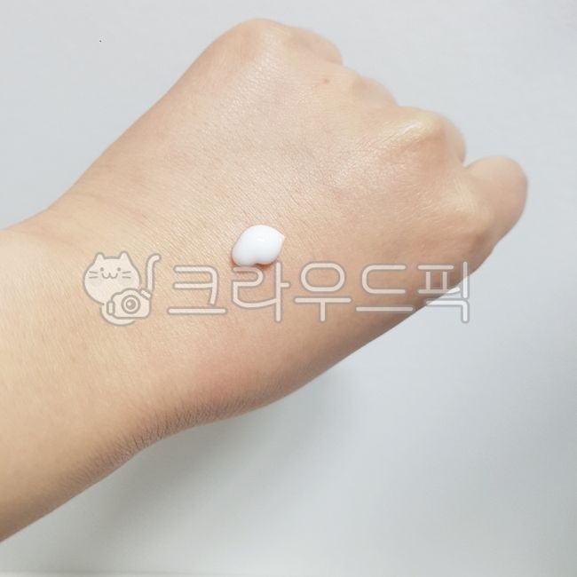 손등,손등크림,하얀크림,크림손등,화장품상세페이지,여자손등,hand,hands,cream,person,사람,human,인간,손,여자손