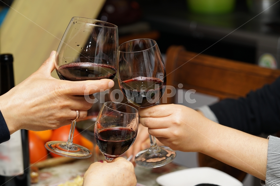 와인,파티,와인파티,party,만남,건배,행복,모임,음료,마실거리,먹거리,wine,축배,브라보,유리잔,유리,글라스,와인잔,색감,가족,사람,인물,인간,human,person,신체일부,몸,body,기념일,축하,anniversary,congratulation,celebrate,celebration,술,주류,alcohol