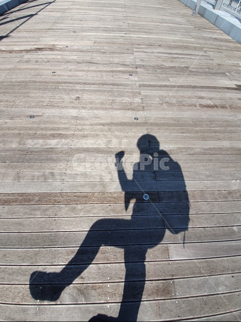 wood,나무,building,건물,bridge,다리,boardwalk,산책로,사람,그림자,혼자,야외,옥외,여행,갈색