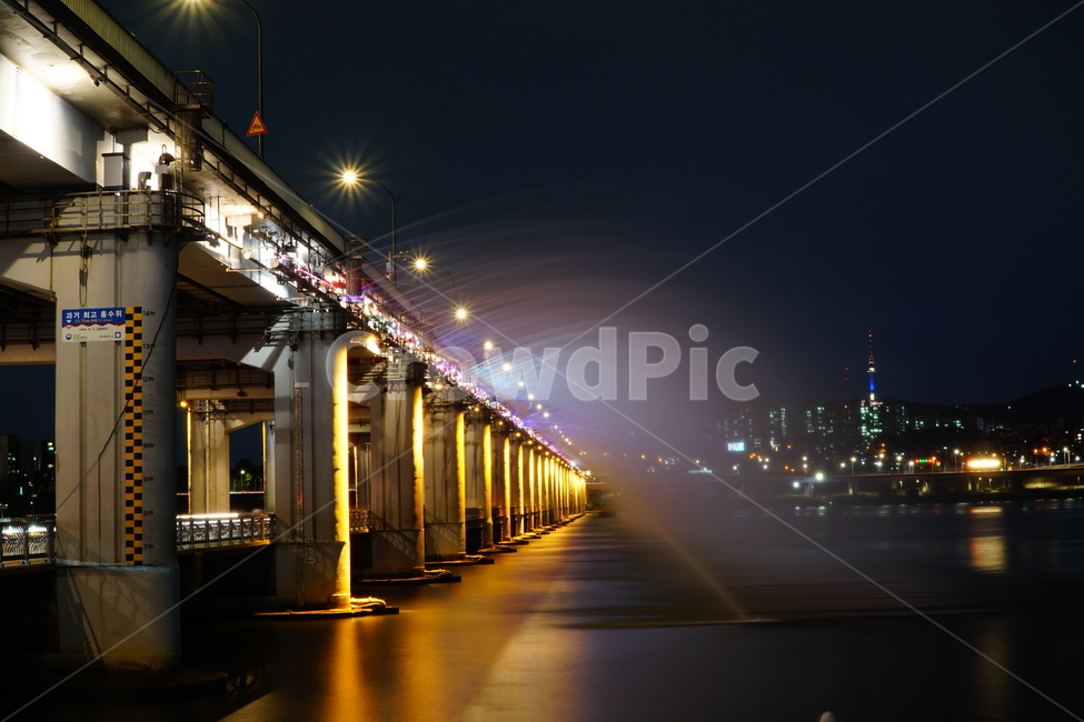 한국,서울,한강,반포대교,달빛무지개분수,야경,다리,교량,bridge,도시,city,풍경,korea,seoul,분수,무지개분수,landscape,nightview,nightscene,nightscape,서울야경,한강야경,한국야경,hanriver,야경,밤,풍경,nightscape,night,landscape,건축물,건물외관,exterior,building,structure,architecture,construction,water,물,waterfront,워터 프론트