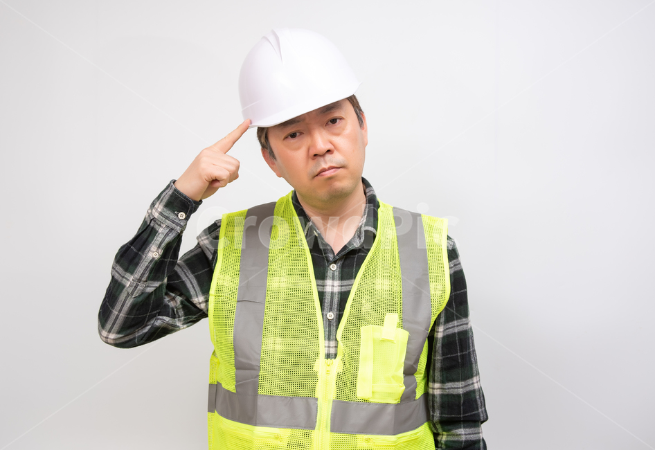 근로자,노동자,노가다,안전모자,안전모,모자,작업복,근무복,안전,산업,1명,남자,남성,한국인,일본인,중국인,아시아인,중장년,40대,50대,건설,건축,인부,일용직,비즈니스,카피스페이스,여백,누끼,흰색배경,하얀배경,실내,정면,상반신,노동,일,아빠,중년,노동환경,개념,컨셉,매니저,관리자,손짓,손동작,의문,생각,생각하는,사람,인물,인간,human,person,남성,남자,man,male,산업,industry,industrial