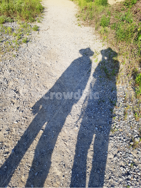 그림자,길,도로,햇빛,바닥,흙,풀,흙길,gravel,자갈,road,ground,인물실루엣,사람실루엣,character silhouette,human silhouette,dirt road,asphalt,아스팔트