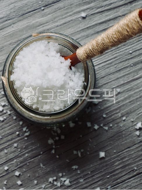 유리,유리용기,소금,자연소금,음식,음식재료,배경,유기농소금,salt,naturalsalt,food,foodingredients,background,organicsalt,흰색,white,음식,식재료,요리,food,cook,meal,dishes,food reserves