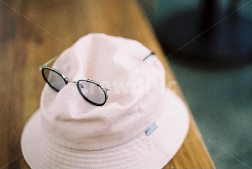 선글라스,벙거지,모자,기다림,휴식,아웃포커싱,안경,편안함,glasses,sunglasses,hat,outfocus,필름카메라,필카,필카감성,필카사진,필름카메라사진,필름,필름사진,감성,갬성,후지,아그파,코닥,수동카메라