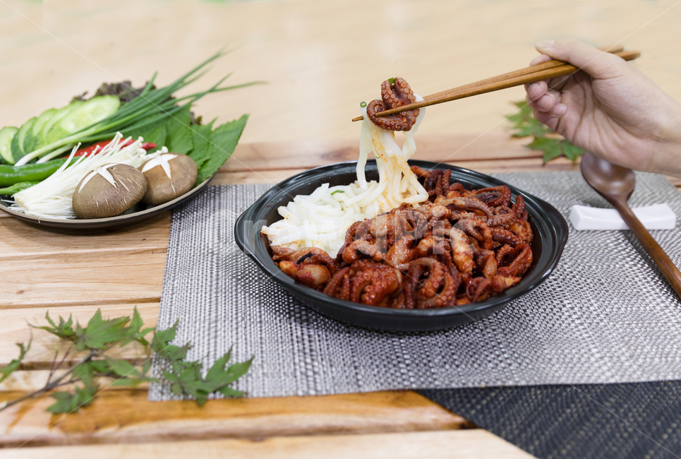 음식,쭈꾸미볶음,식사,안주,쭈꾸미,저녁식사,한식,korea,spicy,오징어볶음,식당,매콤,매운맛,red,맛집,고추장,고춧가루,식재료,요리,cook,reserves,수산물,해산물,fisheryproducts,seafood,한국음식,한국요리,food,dishes,korean,meal,koreancook,맛있다,먹다,맵다,소스,볶음,사람,인물,인간,human,person,신체일부,몸,body,음식,식재료,요리,food,cook,meal,dishes,food reserves,한식,한국음식,한국요리,korean food,korean dishes,korean meal,korean cook