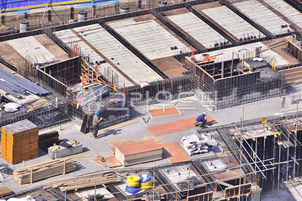 건설현장,건축현장,기계,기초공사,작업,노동,개발,건설업,건축업,현장,작업장,비계,파이프,토목공사,철골,아시바,파랑색,배경,흙,industrial,대지,땅,바탕,백그라운드,야외,construction,산업,인부,노동자,사람,person,인간,outdoors,옥외