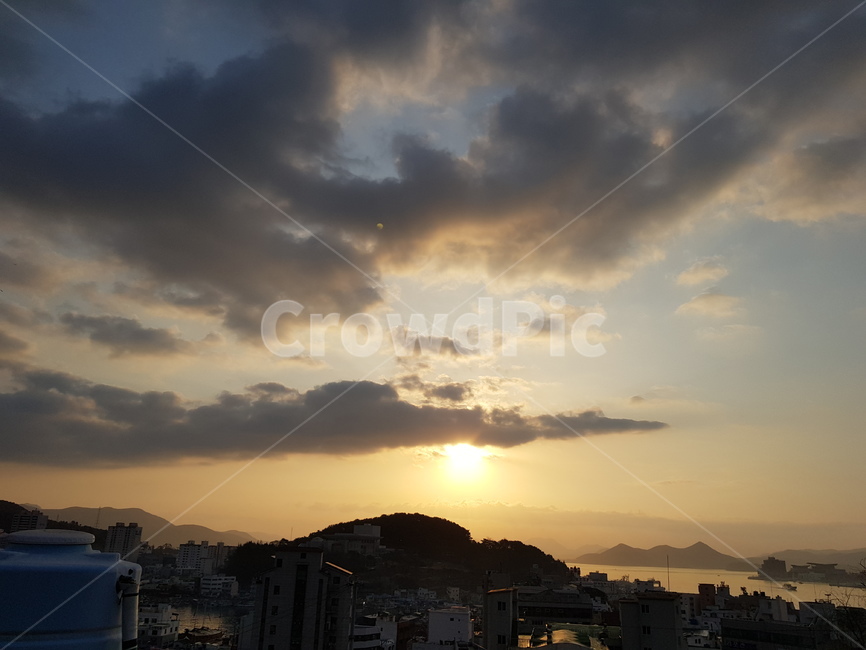 배경,산,햇빛,구름,바다