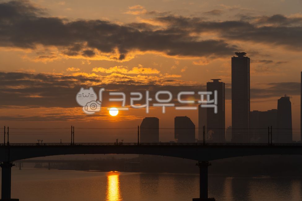 일몰,일출,한강,서울,해돋이,도시풍경,햇빛,sunrise,sunlight,sunset,자연,nature,하늘,옥외,sky,물,건물,도시,city,플레어,flare