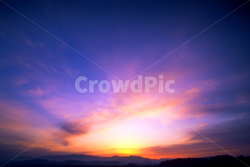 필름,필름사진,필름느낌,필름감성,일출,새벽,하늘,구름,태양,풍경,배경,nature,sky,sunset,dawn,redsky,자연,풍경,nature,landscape,outdoors,옥외,red sky,붉은 하늘,일몰,dusk,황혼