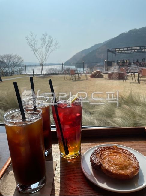 dessert,디저트,coffee,커피,cafe,카페,ice,얼음,아이스,straw,빨대,beverage,drink,음료,ade,에이드,bread,빵,plate,dish,접시,그릇,queenamang,퀸아망