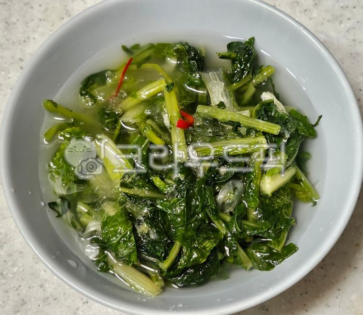 물김치,열무물김치,단배추물김치,열무,youngradish,단배추,양파,onion,홍초,육수,음식,food,식재료,식사,meal,반찬,시원함,한국음식,koreanfood,슬라이스,근접촬영,closeup,그릇,bowl