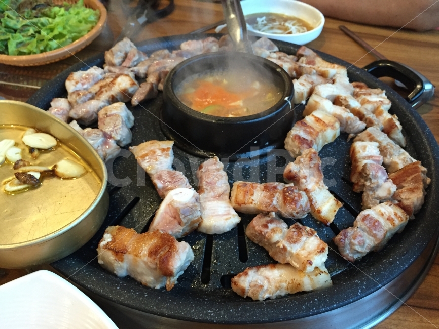 돼지고기,삼겹살,생고기,된장찌개,회식,외식,불판,고기집,고기회식,퇴근후,노릇노릇,음식,식재료,요리,food,cook,meal,dishes,food reserves,육류,고기,meat,한식,한국음식,한국요리,korean food,korean dishes,korean meal,korean cook